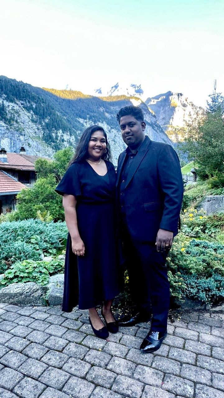 Hephziba Jeanith und Jeanith Chandrabalan von JLC Treuhand GmbH, vor Bergkulisse im Freien